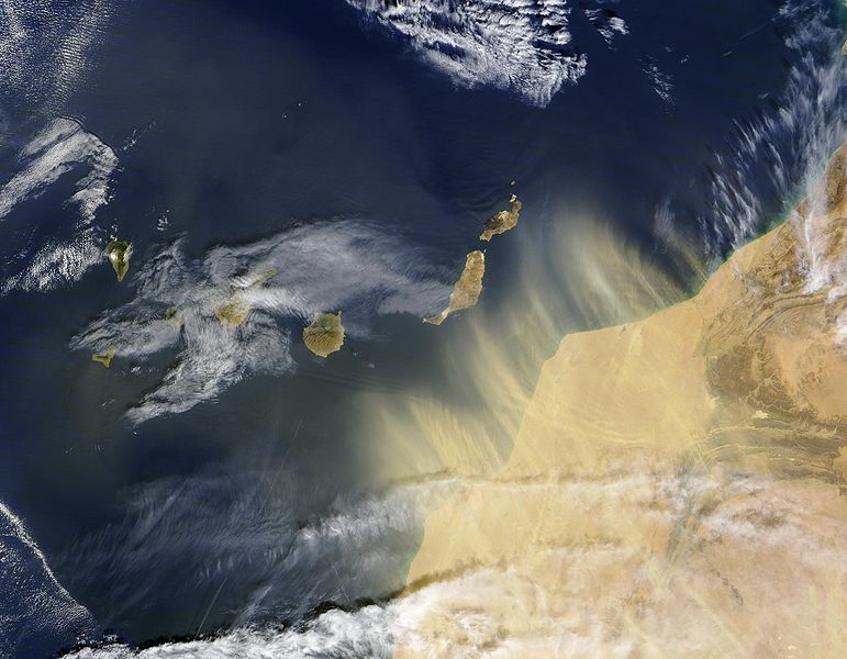 Transports de poussières/aérosols du Sahara jusqu&#039;au Canaries © NASA 