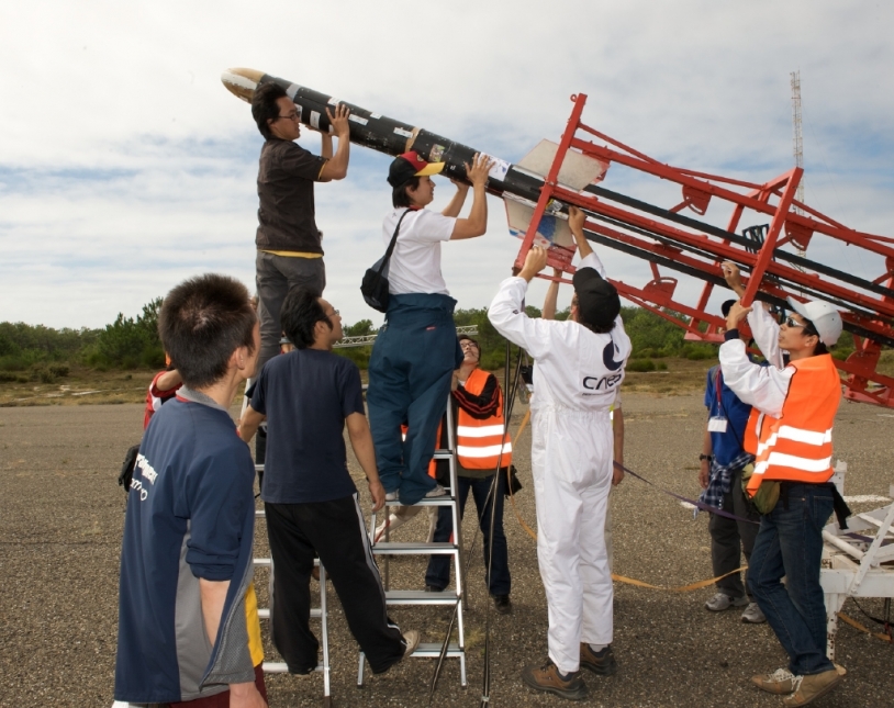 Une fusée expérimentale sur sa rampe de lancement © CNES/S. Girard